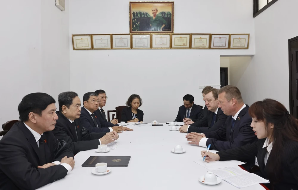 Le président de l'Assemblée nationale, Tran Thanh Man, reçoit le vice-président du Conseil de la République (Chambre haute) de l'Assemblée nationale de Biélorussie, Siarhei Khamenka, le 26 juillet à Hanoï. Photo: VNA