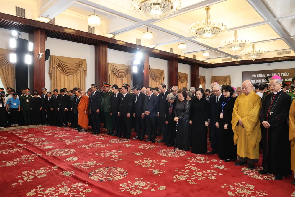 Des délégués rendent hommage au secrétaire général du Parti Nguyen Phu Trong à la Salle de la Réunification à Hô Chi Minh-Ville. Photo: VNA