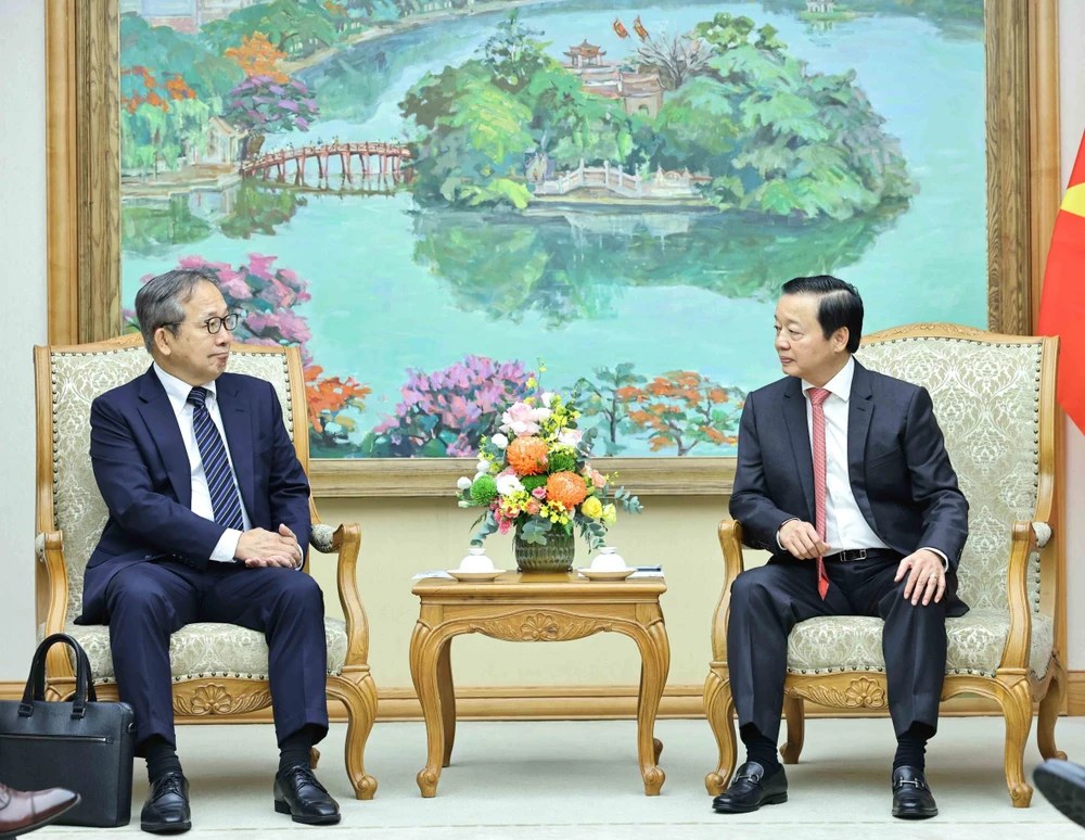 Le vice-Premier ministre Tran Hong Ha (droite) reçoit Yamada Takio, conseiller du ministère japonais des Affaires étrangères et ambassadeur chargé de la Communauté asiatique zéro émission (AZEC) du gouvernement japonais. Photo: VNA