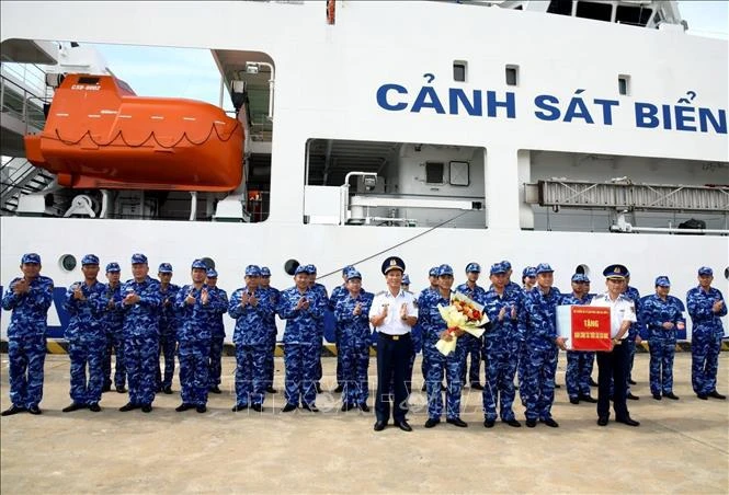 La délégation du navire CSB 8002 des garde-côtes vietnamiens quittent le port de Ky Ha dans la commune de Tam Quang, province centrale de Quang Nam, pour une visite aux Philippines. Photo: VNA