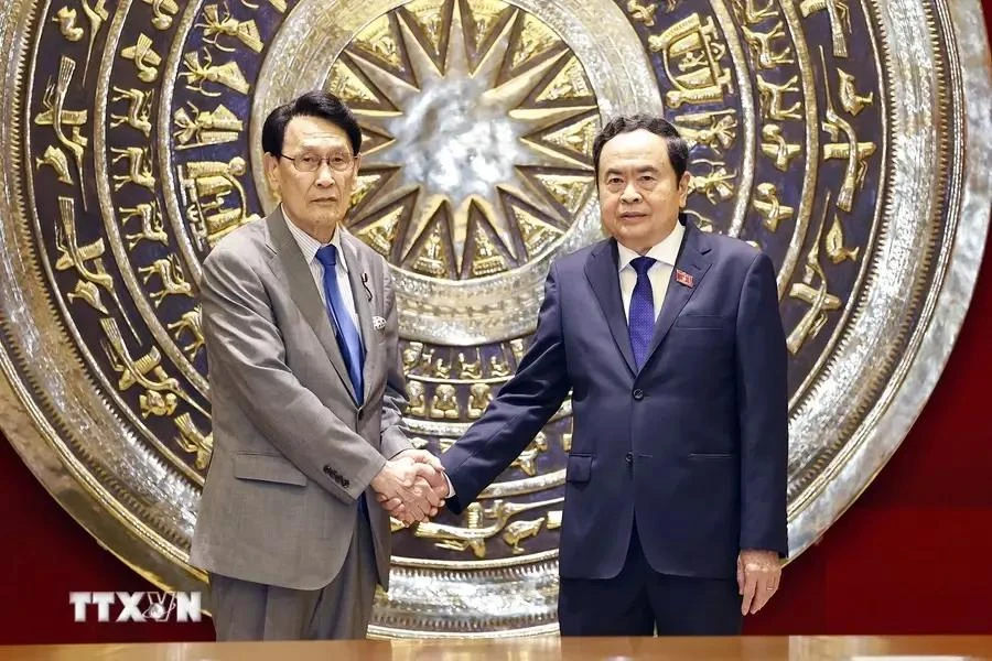 Le président de l'Assemblée nationale, Tran Thanh Man (droite) et Tokai Kisaburo, membre de la Chambre des représentants et président du Conseil de recherche sur les politiques du Parti libéral-démocrate (LDP) du Japon. Photo: VNA