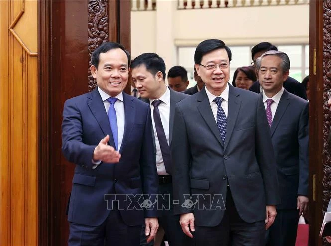 Le vice-Premier ministre Tran Luu Quang (gauche) et le chef de l'exécutif de la région administrative spéciale de Hong Kong (Chine), John Lee Ka-chiu, le 1er août à Hanoï. Photo: VNA