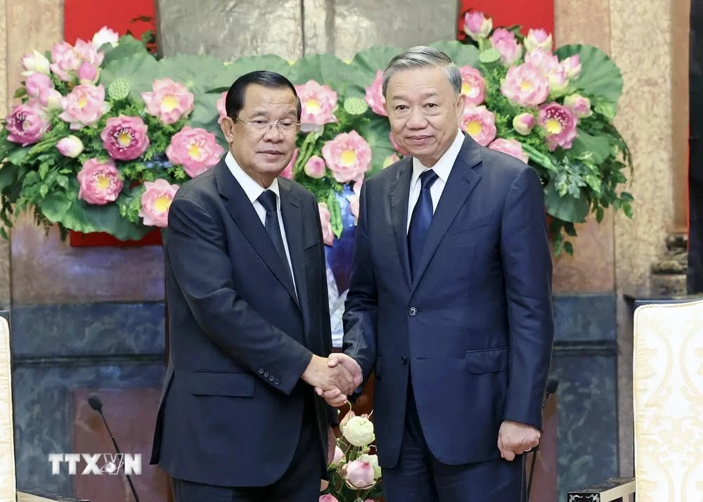 Le président To Lam et le président du Parti du peuple cambodgien et président du Sénat du Cambodge, Samdech Techo Hun Sen, le 25 juillet 2024. Photo: VNA