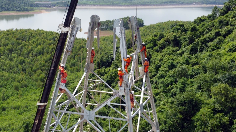 Construction de la ligne de 500 kV - circuit 3 Quang Trach-Pho Noi