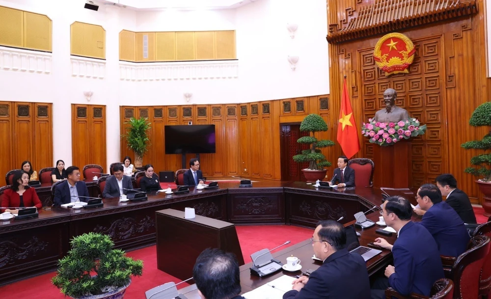 Le vice-Premier ministre Tran Hong Ha reçoit le directeur général de Samsung Vietnam Choi Joo Ho, le 12 août à Hanoï. Photo: VNA