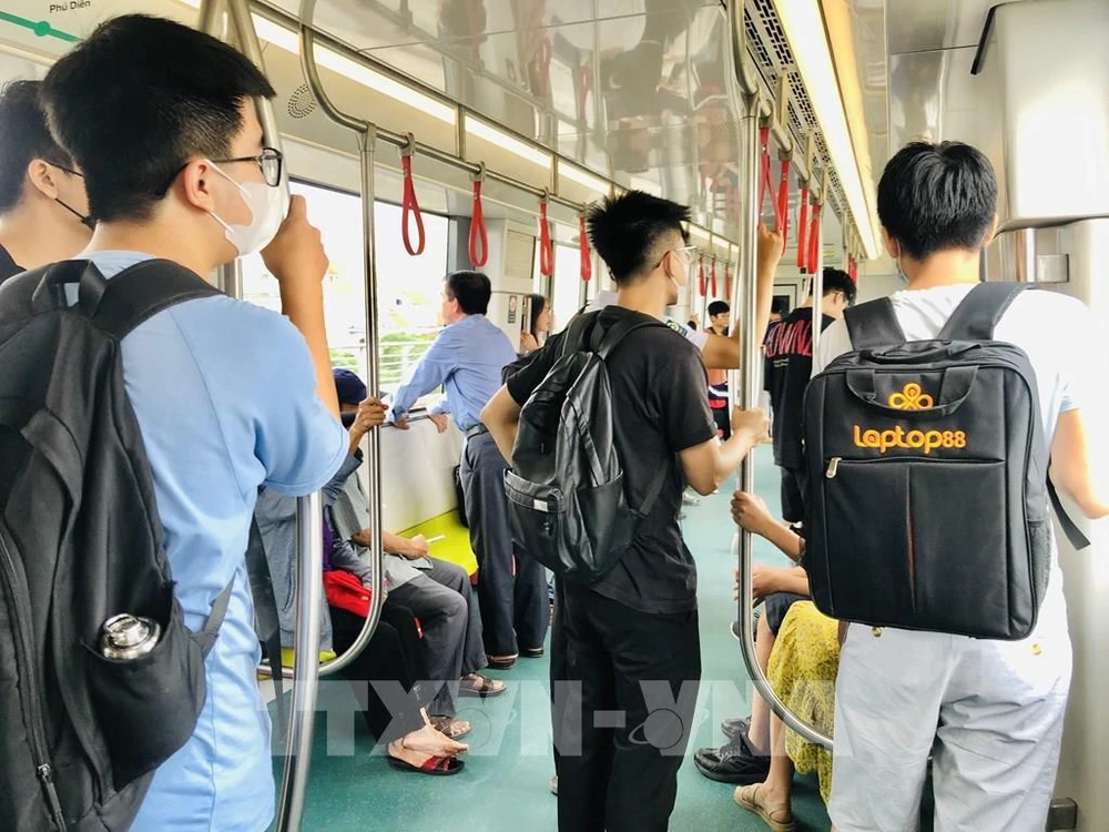 La ligne ferroviaire urbaine Nhôn - gare de Hanoï séduit des jeunes passagers dès les premiers jours de sa mise en service. Photo: VNA