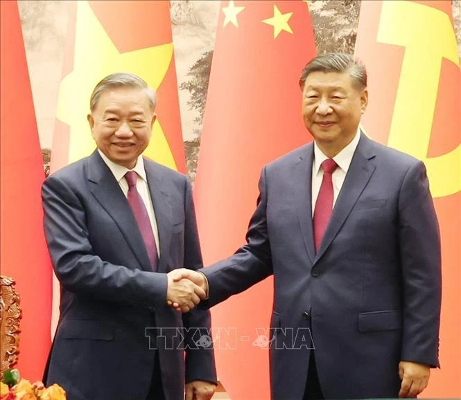 Le secrétaire général du Parti communiste du Vietnam (PCV) et président To Lam (gauche) et le secrétaire général du Parti communiste et président chinois Xi Jinping. Photo. VNA