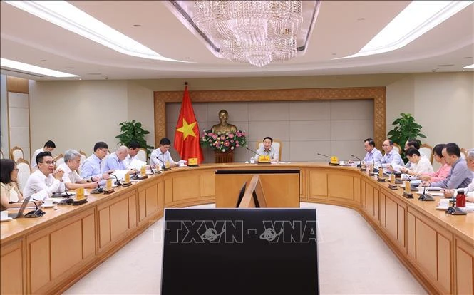 Le vice-Premier ministre Tran Hong Ha préside la réunion visant à donner des avis sur le projet de Plan de développement du marché vietnamien du carbone, le 22 août à Hanoï. Photo: VNA