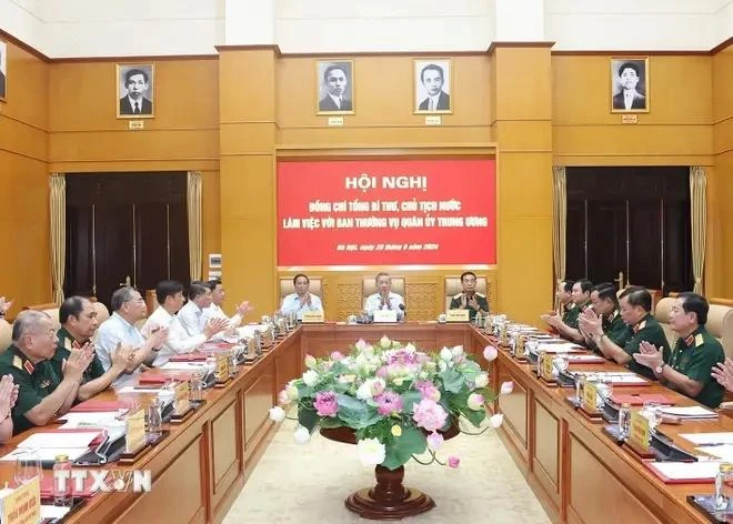 Séance de travail entre le secrétaire général du Parti et président vietnamien, To Lam, et la permanence de la Commission militaire centrale. Photo: VNA