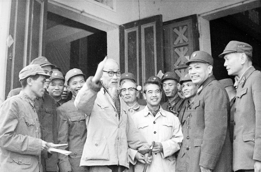 Le Président Hô Chi Minh rend visite aux troupes de défense aérienne et de l'armée de l'air, en février 1969. Photo: VNA 