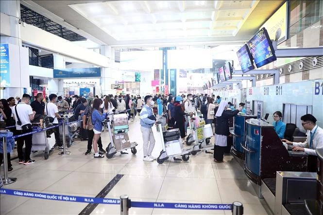 Des passagers à l'aéroport international de Noi Bai. Photo: VNA