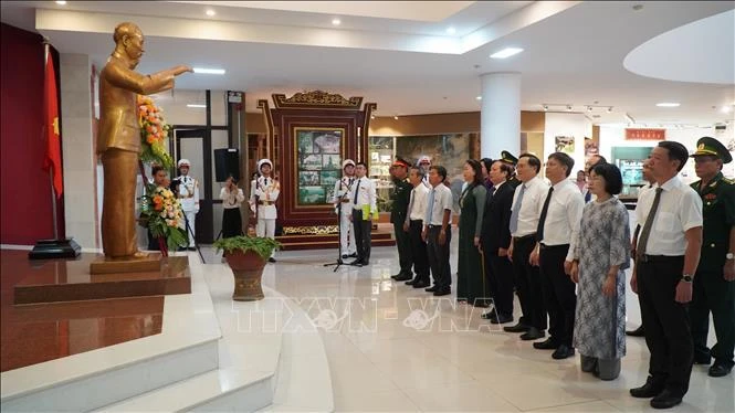 Les autorités de la province de Thua Thiên-Huê offrent des fleurs au Musée Hô Chi Minh de Thua Thiên-Huê. Photo: VNA