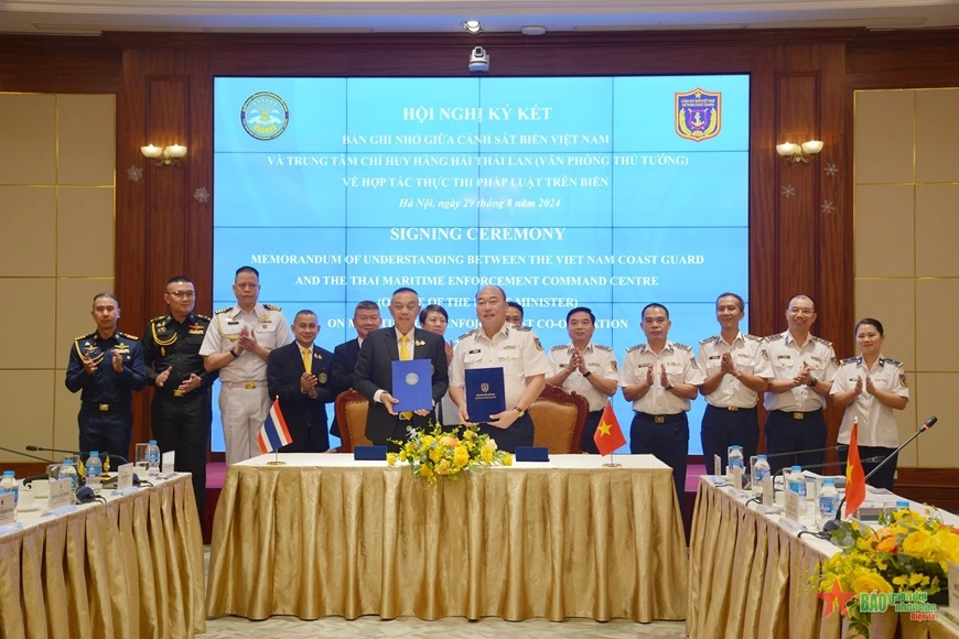 Cérémonie de signature du protocole d'accord de coopération concernant l'application de la loi maritime entre la Garde côtière du Vietnam (VCG) et le Centre de coordination des activités maritimes de Thaïlande (Thai-MECC), le 29 août à Hanoï. Photo: qdnd.vn