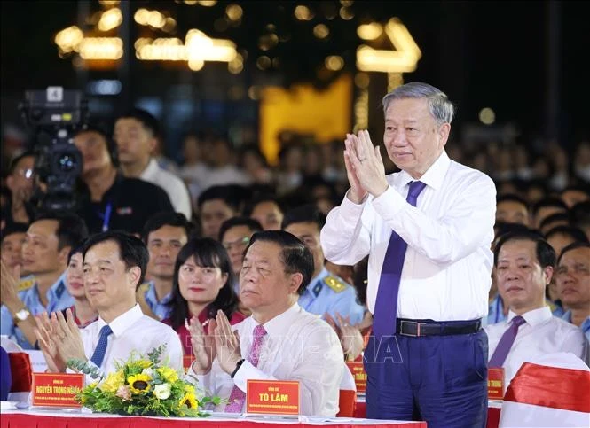 Le secrétaire général du Comité central du Parti communiste du Vietnam et président de la République, Tô Lâm, assiste à l'événement artistique spécial. Photo: VNA