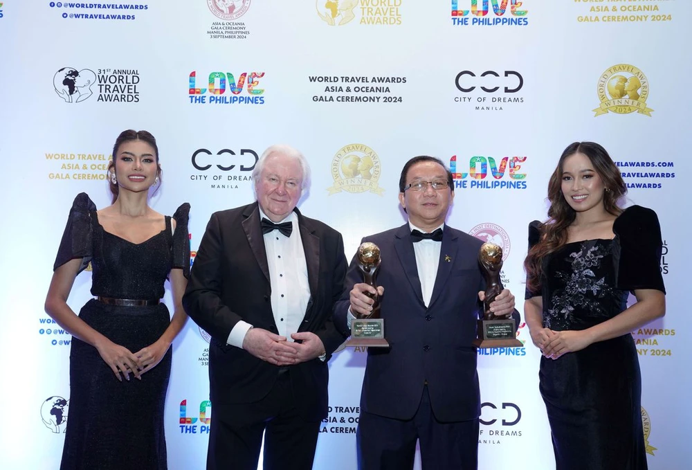 Graham Cooke (deuxième à gauche), fondateur des World Travel Awards, remet un prix au vice-président de Vietjet, Do Xuan Quang (deuxième à droite). Photo : Vietjet