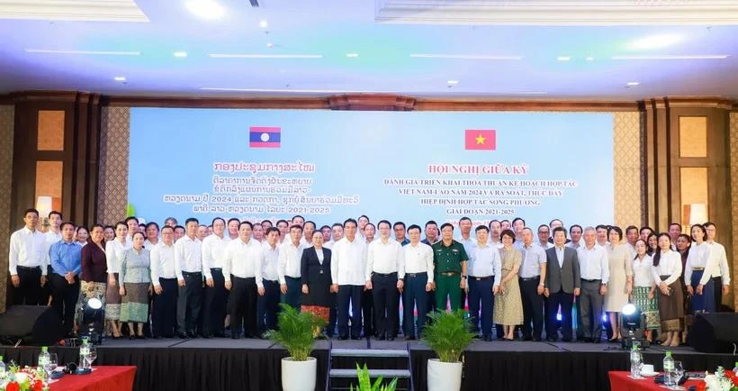 A ce jour, les entreprises vietnamiennes ont investi dans 256 projets au Laos, cumulant un investissement enregistré de 5,5 milliards de dollars. Photo: VietnamPlus