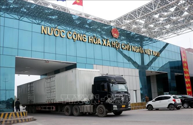 Un véhicule transportant des marchandises au poste frontalier de Mong Cai (Vietnam). Photo : VNA 