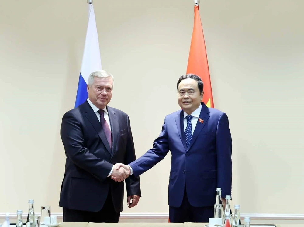 Le président de l'Assemblée nationale (AN) du Vietnam, Tran Thanh Man (gauche), et le gouverneur de la région de Rostov, Vasily Golubev. Photo: VNA