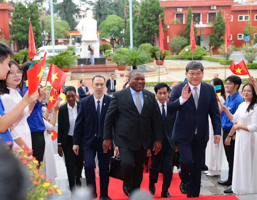 Le président du Mozambique, Filipe Jacinto Nyusi, visite l'Académie nationale de politique Hô Chi Minh à Hanoï. Photo: VNA