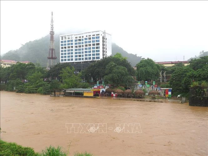 Le niveau des eaux de la rivière Lô dans la ville de Ha Giang augmente rapidement, provoquant des inondations dans de nombreuses zones. Photo: VNA