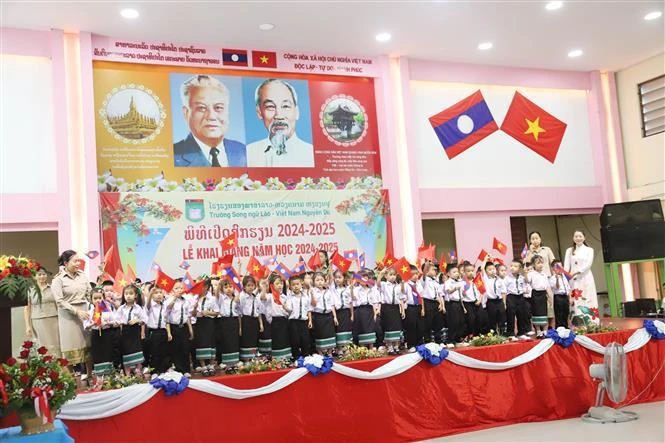 Des élèves à la rentrée scolaire de l'école bilingue Laos-Vietnam Nguyen Du. Photo: VNA