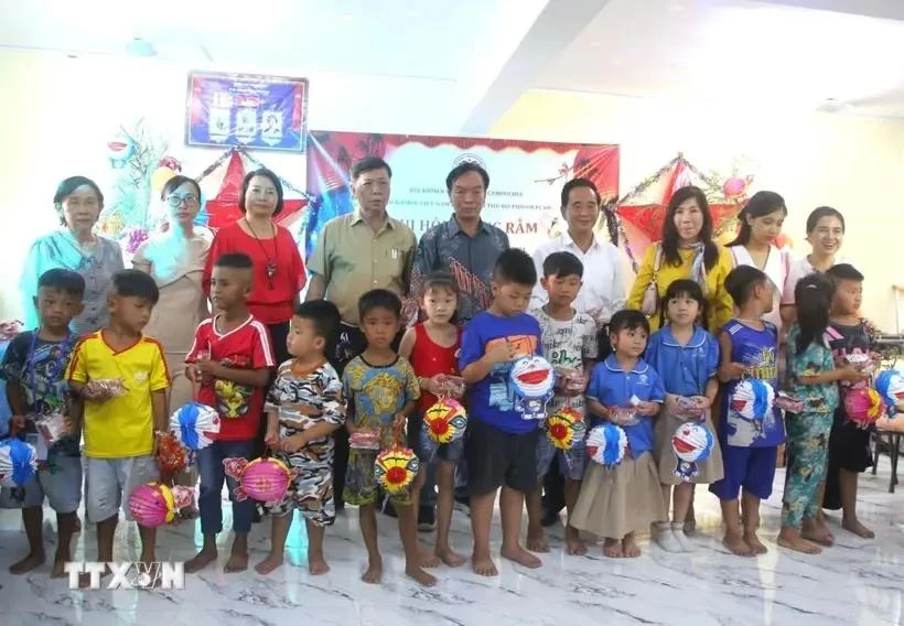 Remise de cadeaux à des enfants d'origine vietnamienne au Cambodge. Photo: VNA