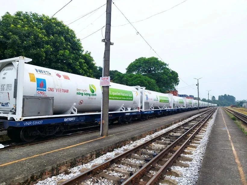 Un train transportant les 16 réservoirs ISO contenant du GNL du Sud vers le Nord. Photo : PV Gas 