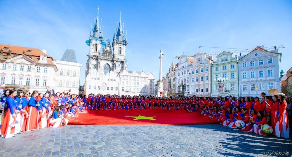 Les femmes vietnamiennes portent l'ao dai à Prague, en République tchèque. Photo: VNA