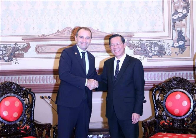 Le président du Comité populaire de Hô Chi Minh-Ville, Phan Van Mai (droite), et le maire de Turin, Stefano Lo Russo. Photo: VNA