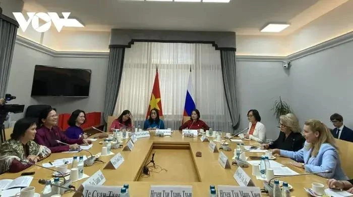 Séance de travail entre la délégation de l'Union des femmes vietnamiennes et des représentants du mouvement public "Union des femmes de Russie - Espoir de la Russie" et du Comité de la Douma d'État pour la protection de la famille, les questions de paternité, de maternité et d'enfance. Photo: VOV