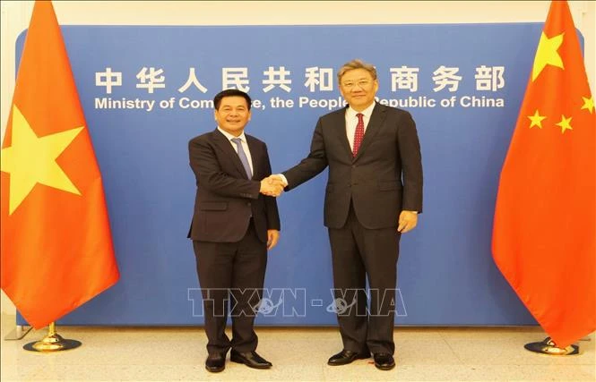 Le ministre de l’Industrie et du Commerce, Nguyen Hong Dien (gauche), et le ministre chinois du Commerce, Wang Wentao. Photo: VNA