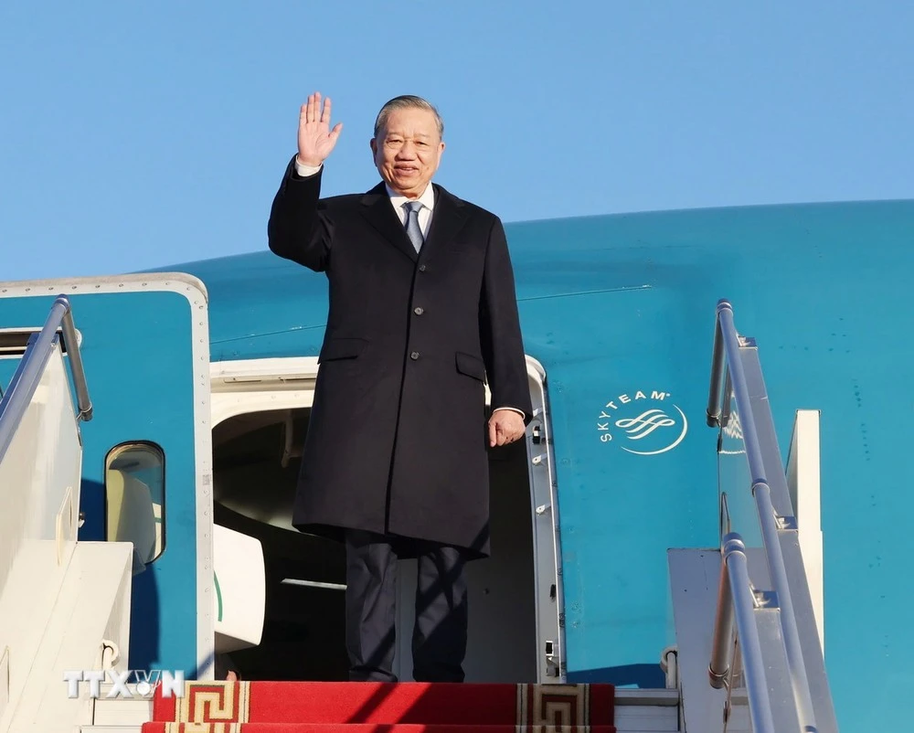 Le secrétaire général du PCV et président vietnamien, To Lam, quitte l'aéroport international de Chinggis Khaan, le 1er octobre. Photo: VNA