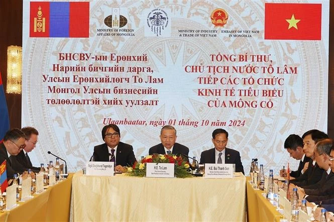 Le secrétaire général du Parti communiste du Vietnam et président vietnamien, To Lam (au milieu), rencontre des représentants d'organisations économiques de premier plan de Mongolie. Photo: VNA