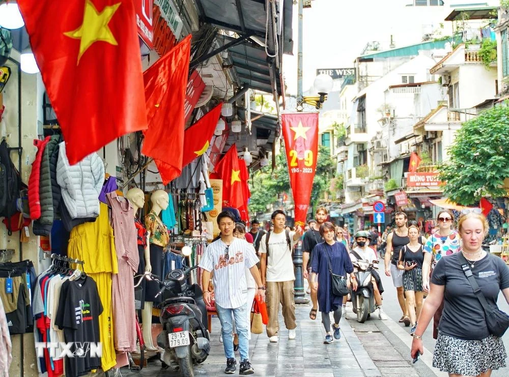 Des touristes visitent la capitale Hanoï. Photo: VNA