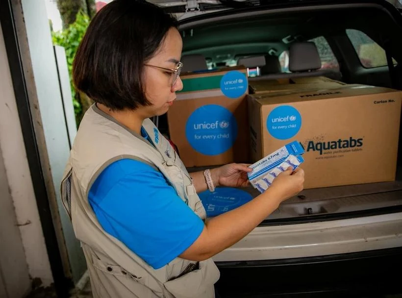 L'UNICEF achemine en urgence 80.000 comprimés de purification d'eau ainsi que 4.000 litres d'eau à Thai Nguyen et Lao Cai. Photo: UNICEF