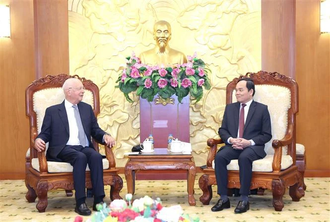 Le président de la Commission économique du Comité central du Parti, Tran Luu Quang (droite), et le professeur Klaus Schwab, le 7 octobre à Hanoï . Photo: VNA