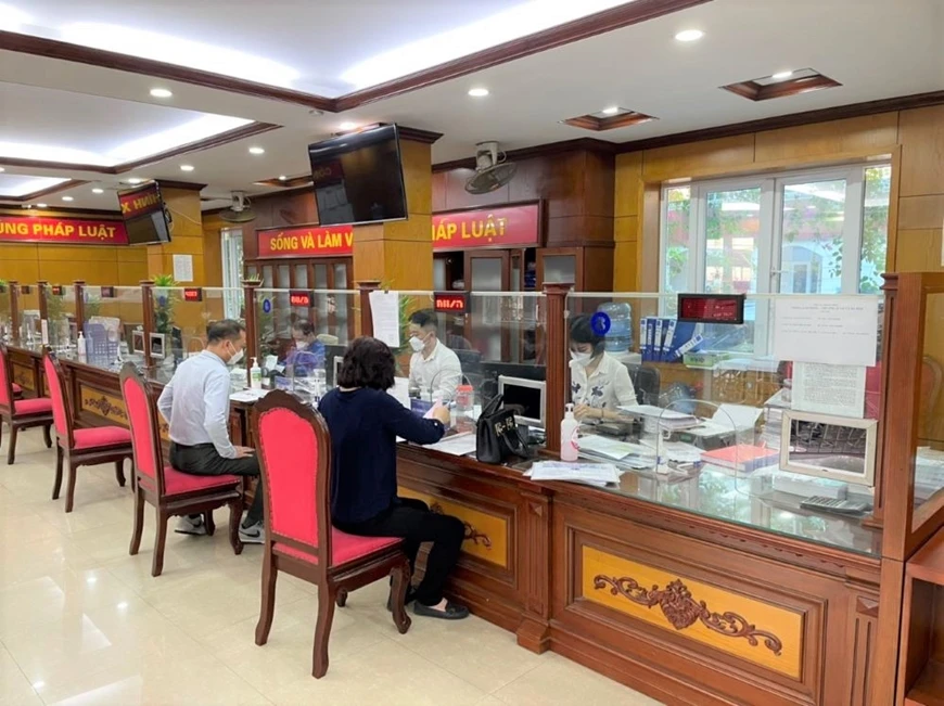 Des habitants effectuent des procédures administratives au bureau d'enregistrement foncier de Hanoï, dans l'arrondissement de Thanh Xuan. Photo : qdnd.vn