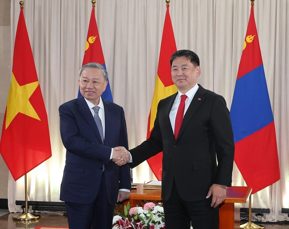 Le secrétaire général du Comité central du Parti communiste du Vietnam et président vietnamien To Lam (gauche) et le président mongol Ukhnaagiin Khurelsukh, le 30 septembre à Ulan Bator. Photo: VNA