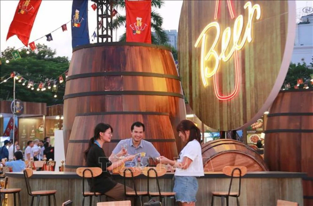 Des visiteurs dégustent de la bière lors du Festival culturel et gastronomique Vietnam - Belgique 2023. Photo: VNA