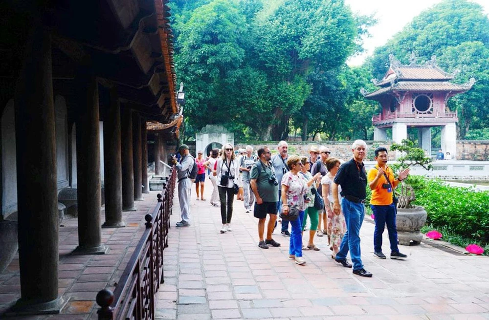 Des visiteurs étrangers visitent le Temple de la Littérature (Van Mieu) à Hanoï. Photo: hanoimoi.vn