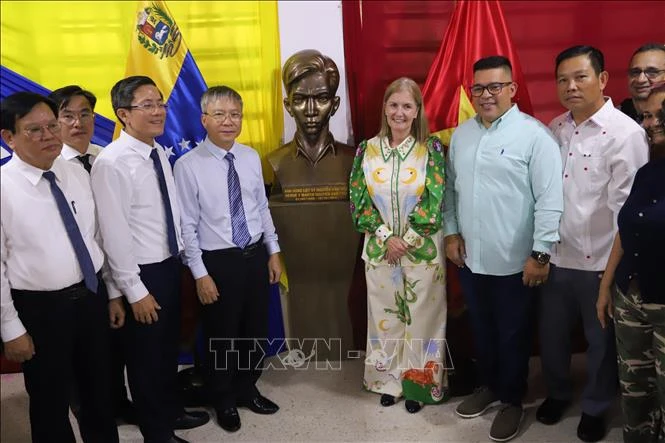 Cérémonie d'inauguration du buste du héros Nguyen Van Troi dans l’école Graciela Navas Tovar à Caracas. Photo: VNA