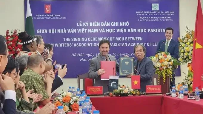 Cérémonie de signature d'un protocole de coopération entre l'Association des écrivains vietnamiens et l'Institut de littérature du Pakistan. Photo: sggp.org.vn