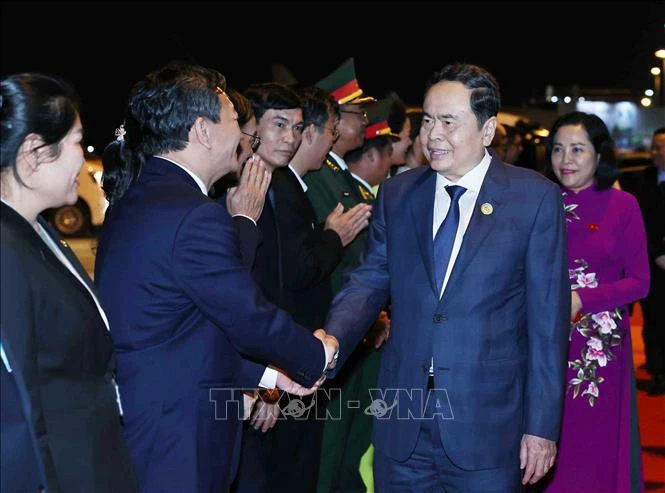 Le président de l'Assemblée nationale du Vietnam, Tran Thanh Man, termine sa visite officielle au Laos et sa participation à l'AIPA-45. Photo: VNA