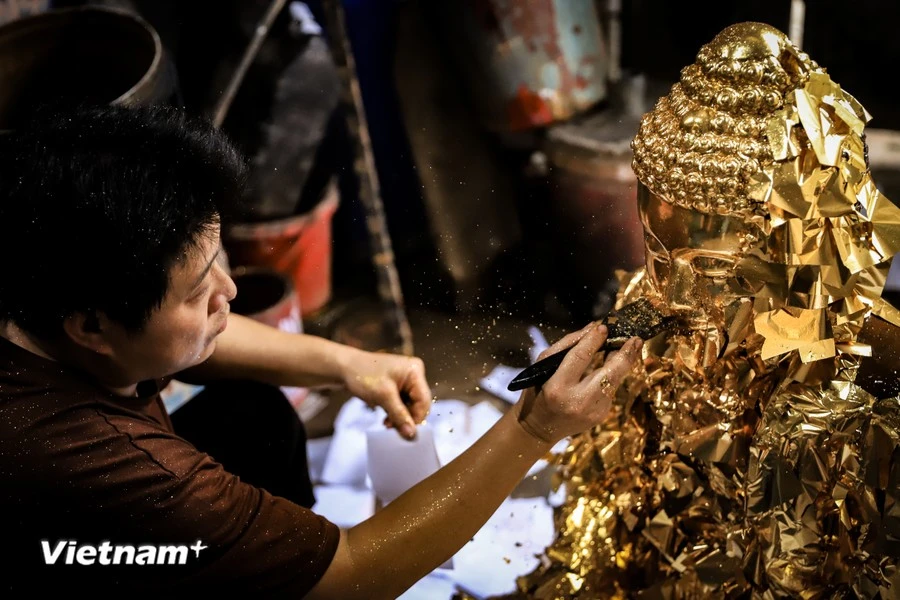 La fabrication de feuilles d’or séculaire à Kiêu Ky