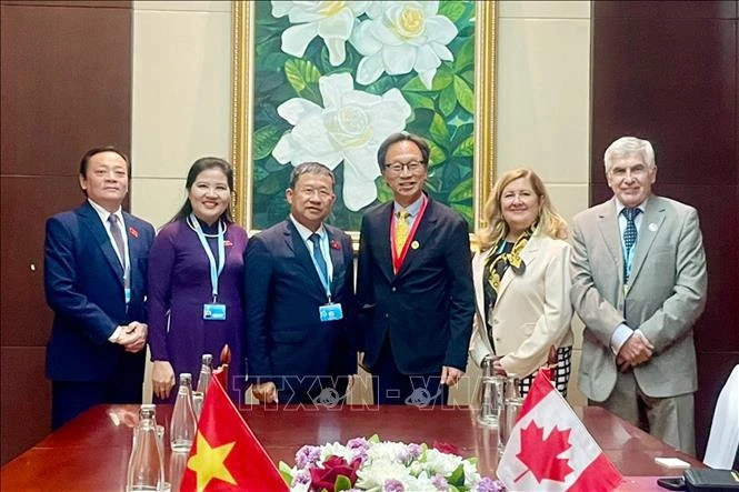 Le président de la Commission des relations extérieures de l'Assemblée nationale du Vietnam, Vu Hai Ha, (3e gauche) rencontre le sénateur canadien Yuen Pau Woo (3e, droite). Photo: VNA