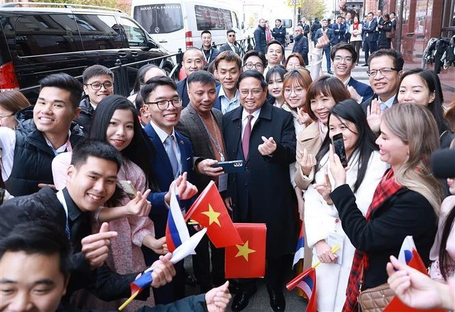 Le Premier ministre Pham Minh Chinh à la rencontre des représentants de la communauté vietnamienne en Russie. Photo: VNA