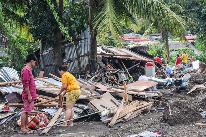 Une maisont est détruite après le passage de la tempête Trami dans la province de Batangas, aux Philippines, le 25 octobre. Photo : Xinhua/VNA