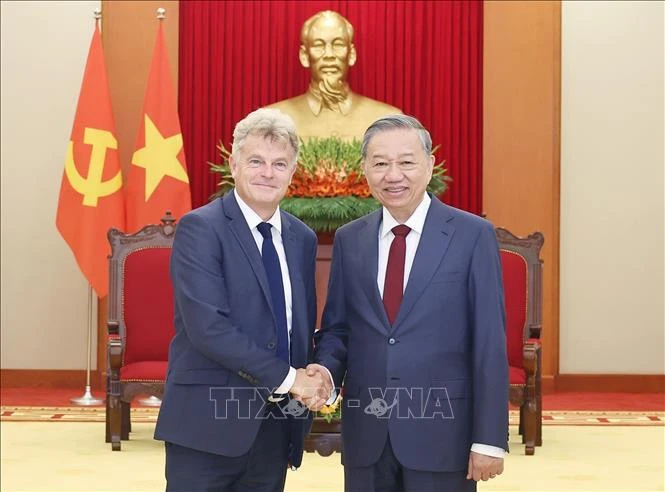 Le secrétaire général du Parti communiste du Vietnam, Tô Lâm (droite), et le secrétaire national du Parti communiste français, Fabien Roussel. Photo: VNA