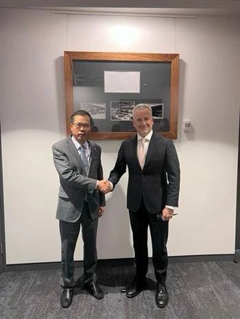 L'ambassadeur du Vietnam en Australie, Pham Hung Tam (gauche), et le vice-ministre australien de la Défense, Hugh Jeffrey. Photo: VNA