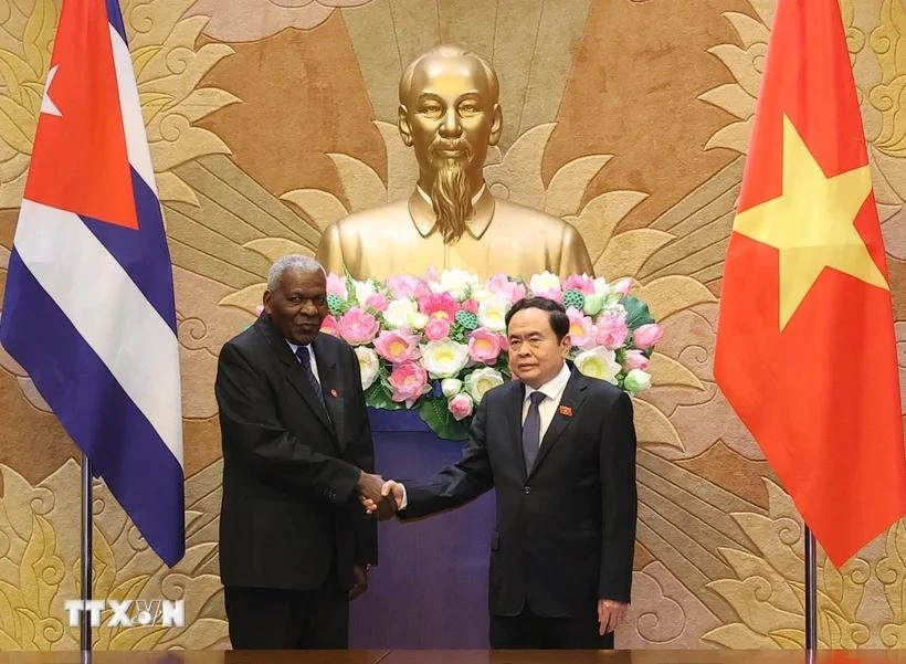 Le président de l'Assemblée nationale, Tran Thanh Man (droite), et le président de l'Assemblée nationale du Pouvoir populaire (ANPP) de Cuba, Esteban Lazo Hernández, en juillet 2024 à Hanoï. Photo: VNA